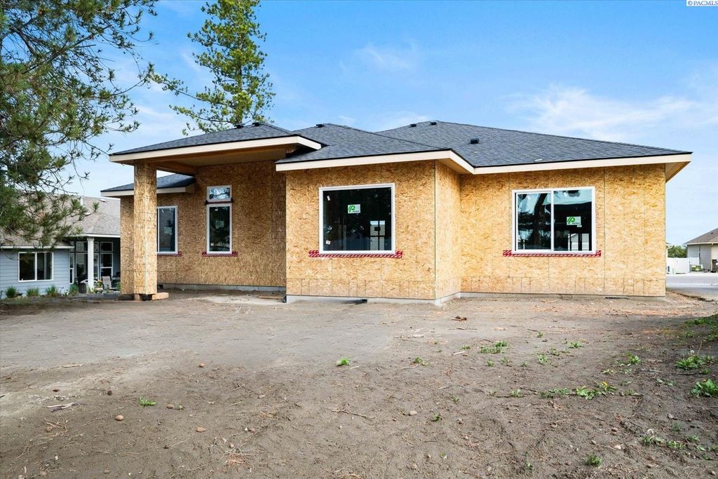 Photo of 10159 W 16th Place, Kennewick, WA 99338 (MLS # 292484)