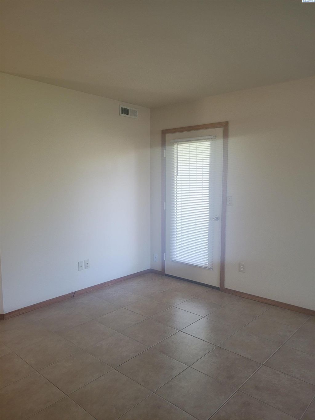 Photo of 910 S Johnson St #C, Kennewick, WA 99336 (MLS # 287961)