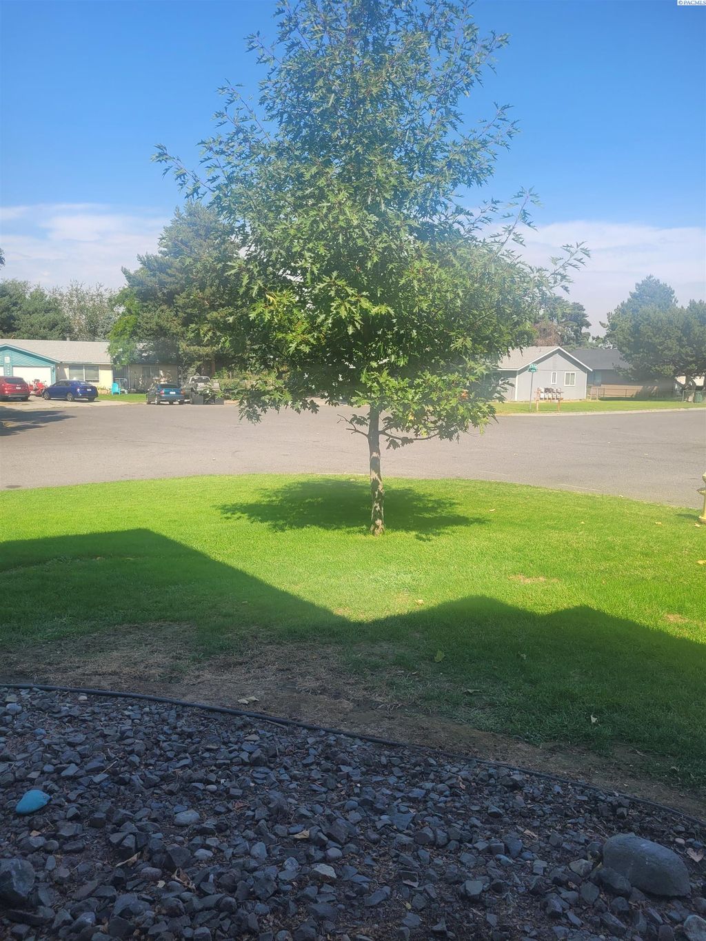 Photo of 910 S Johnson St #C, Kennewick, WA 99336 (MLS # 287961)