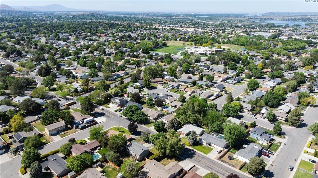 Photo of 8309 W Deschutes Ave, Kennewick, WA 99336 (MLS # 292730)