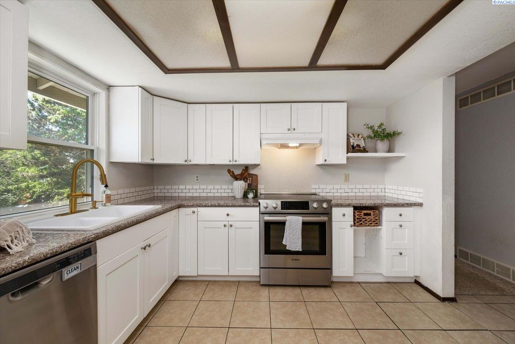 Photo of 8309 W Deschutes Ave, Kennewick, WA 99336 (MLS # 292730)