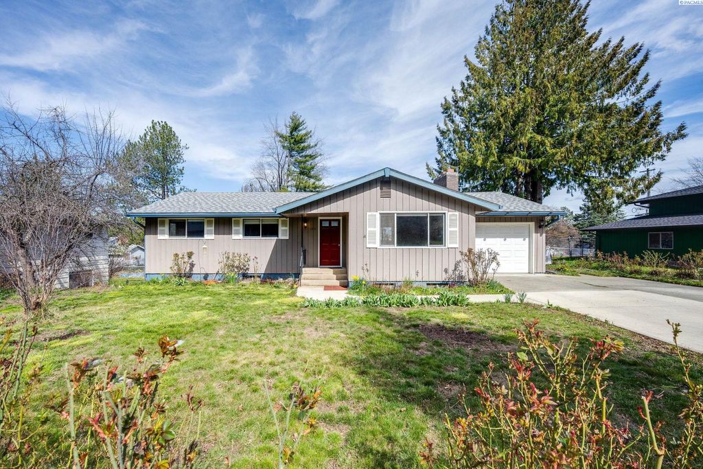 Photo of 1810 NW Deane Street, Pullman, WA 99163 (MLS # 291758)