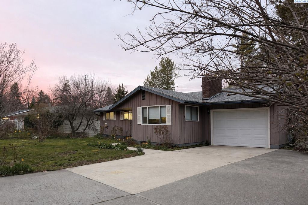 Photo of 1810 NW Deane Street, Pullman, WA 99163 (MLS # 291758)