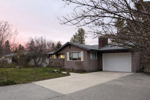 Photo of 1810 NW Deane Street, Pullman, WA 99163 (MLS # 291758)