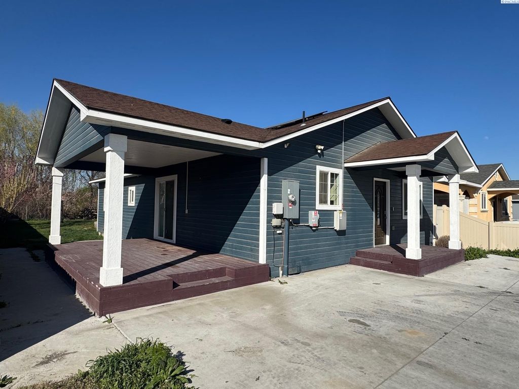 Photo of 611 Mathew St, Granger, WA 98932 (MLS # 290702)