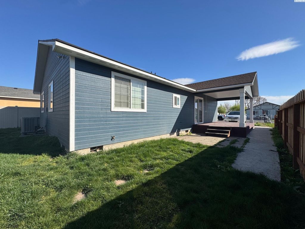 Photo of 611 Mathew St, Granger, WA 98932 (MLS # 290702)