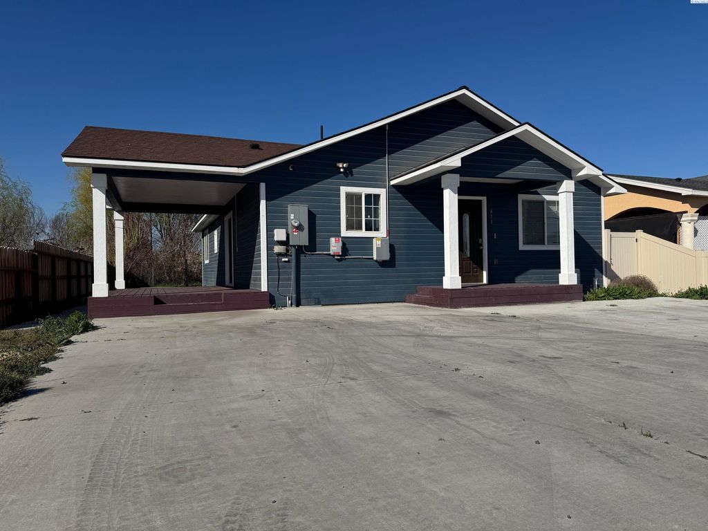 Photo of 611 Mathew St, Granger, WA 98932 (MLS # 290702)