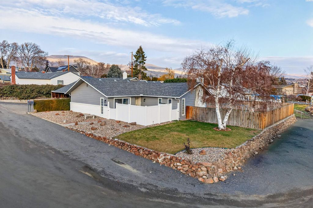 Photo of 209 S Ridgeway, Yakima, WA 98901 (MLS # 290112)
