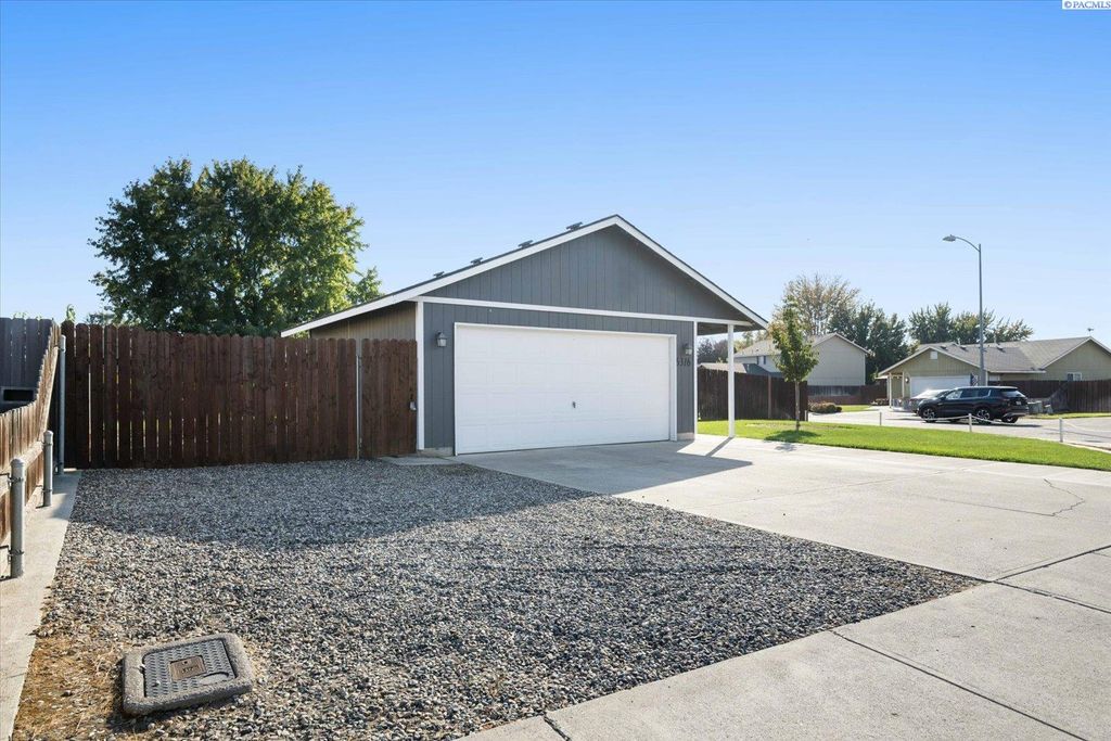 Photo of 6316 Camden Drive, Pasco, WA 99301 (MLS # 289996)