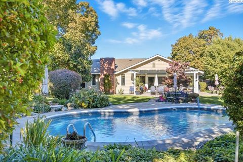 Photo of 1119 S Highland Pl, Kennewick, WA 99337 (MLS # 288709)