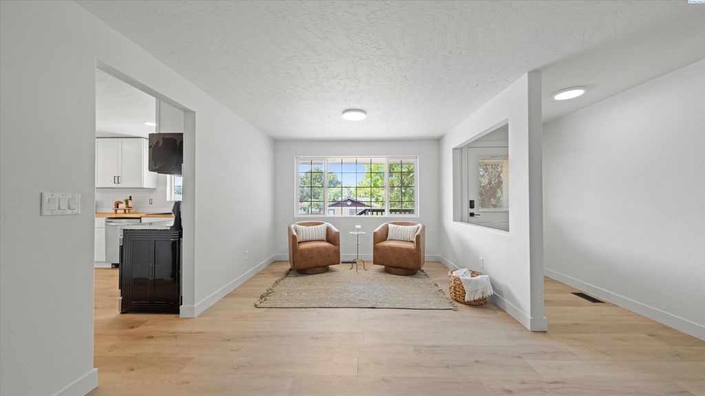 Photo of 1106 Claire St, Prosser, WA 99350 (MLS # 290005)