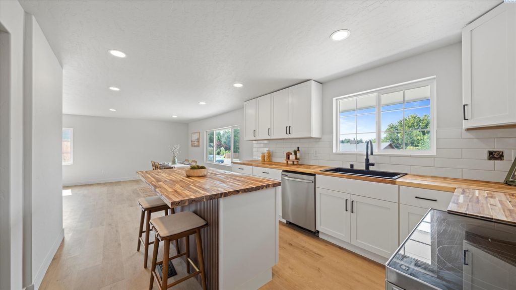 Photo of 1106 Claire St, Prosser, WA 99350 (MLS # 290005)