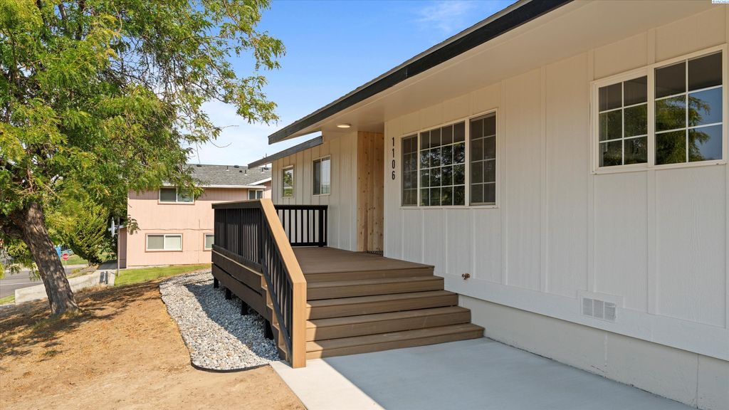 Photo of 1106 Claire St, Prosser, WA 99350 (MLS # 290005)