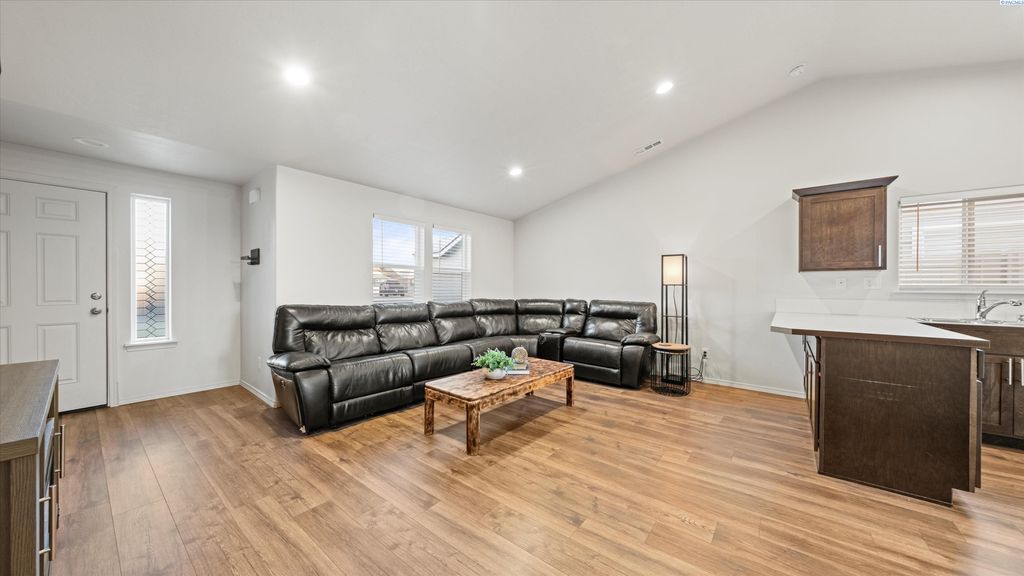 Photo of 1029 W Sequoia Rd, Moses Lake, WA 98837 (MLS # 290054)