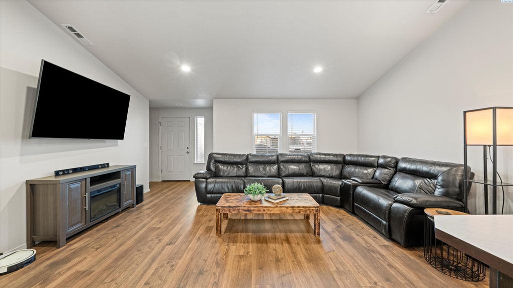 Photo of 1029 W Sequoia Rd, Moses Lake, WA 98837 (MLS # 290054)