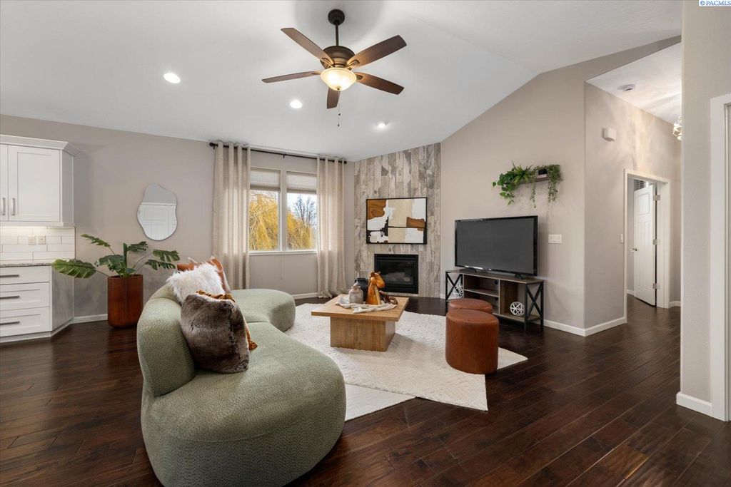 Photo of 3121 W 30th Ave #G 101, Kennewick, WA 99337 (MLS # 289353)