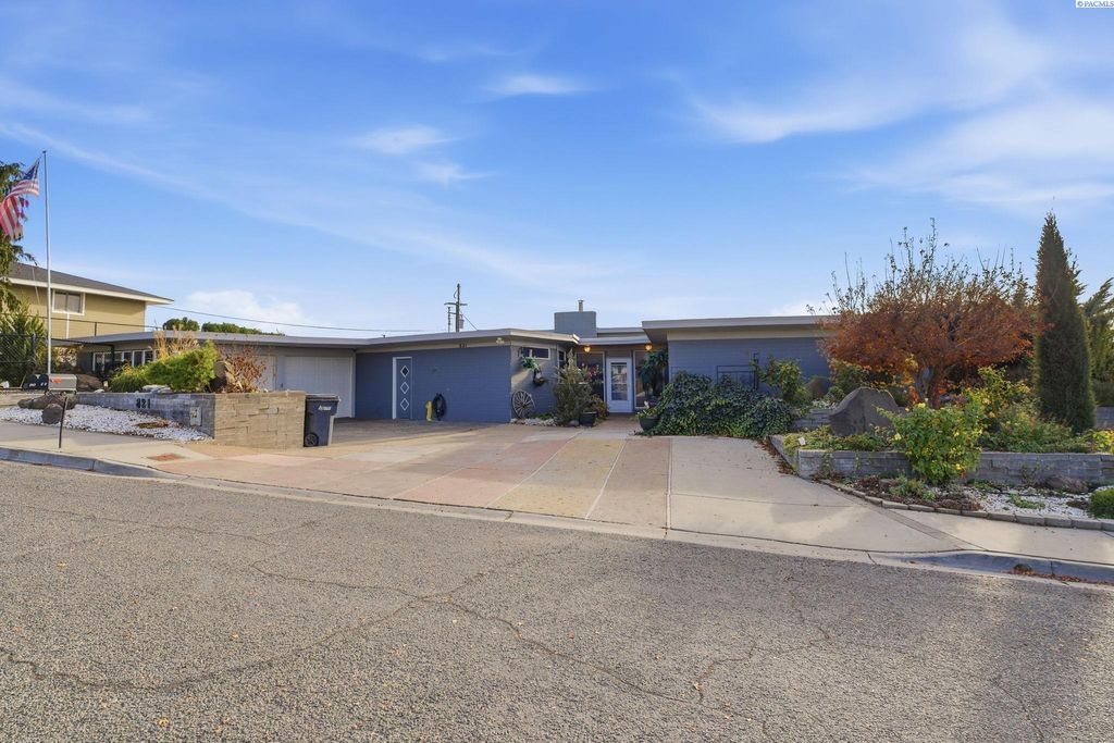 Photo of 821 Skyline Dr, Sunnyside, WA 98944 (MLS # 289139)