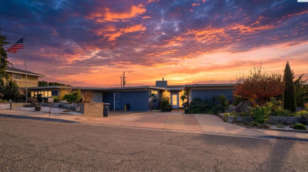 Photo of 821 Skyline Dr, Sunnyside, WA 98944 (MLS # 289139)