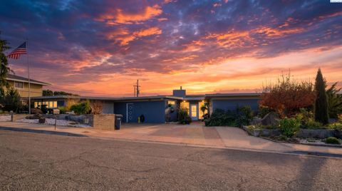 Photo of 821 Skyline Dr, Sunnyside, WA 98944 (MLS # 289139)