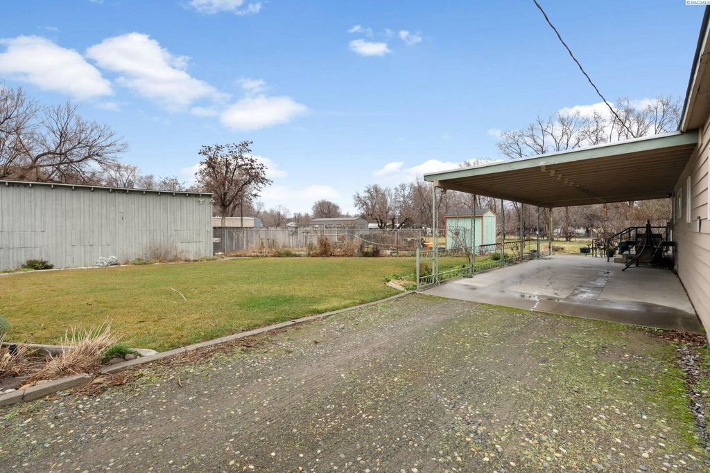 Photo of 302/304 6th St, Benton City, WA 99320 (MLS # 289706)