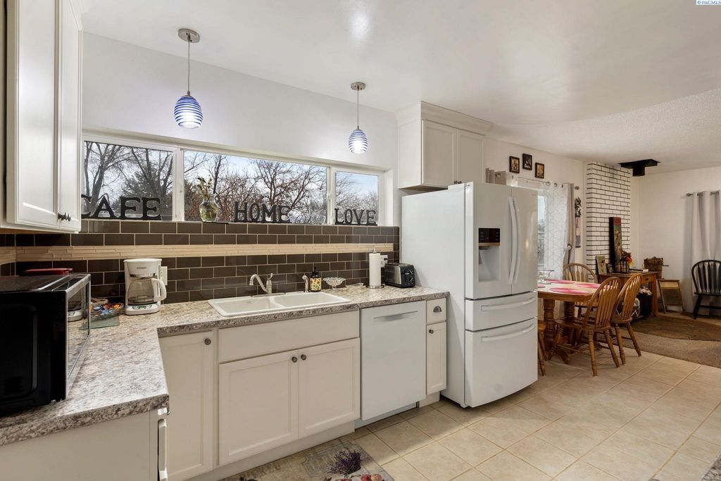 Photo of 302/304 6th St, Benton City, WA 99320 (MLS # 289706)