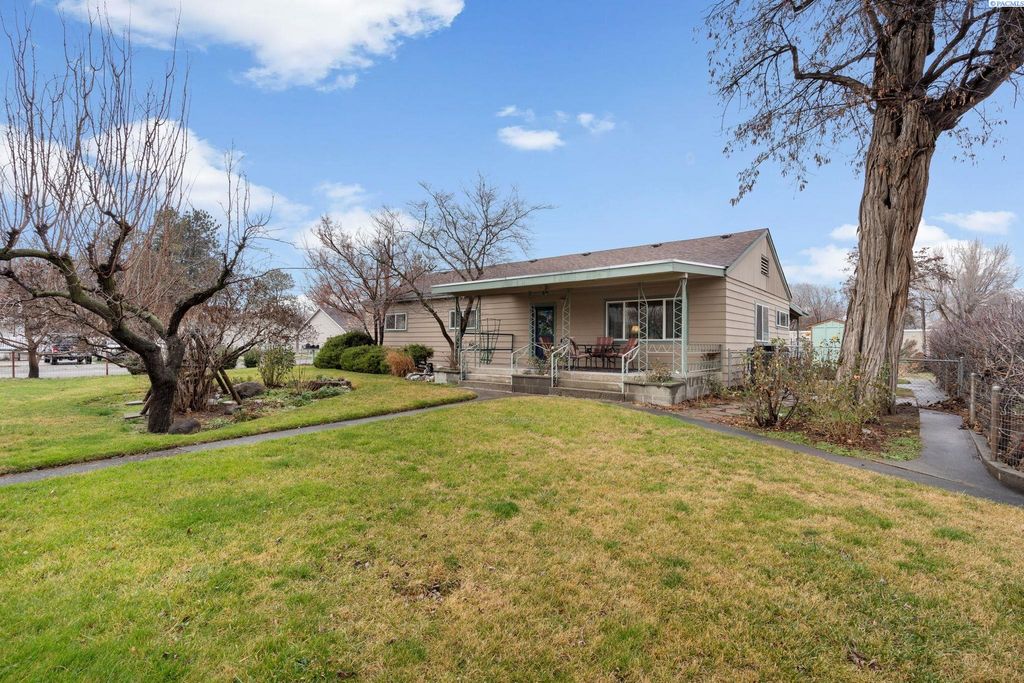 Photo of 302/304 6th St, Benton City, WA 99320 (MLS # 289706)