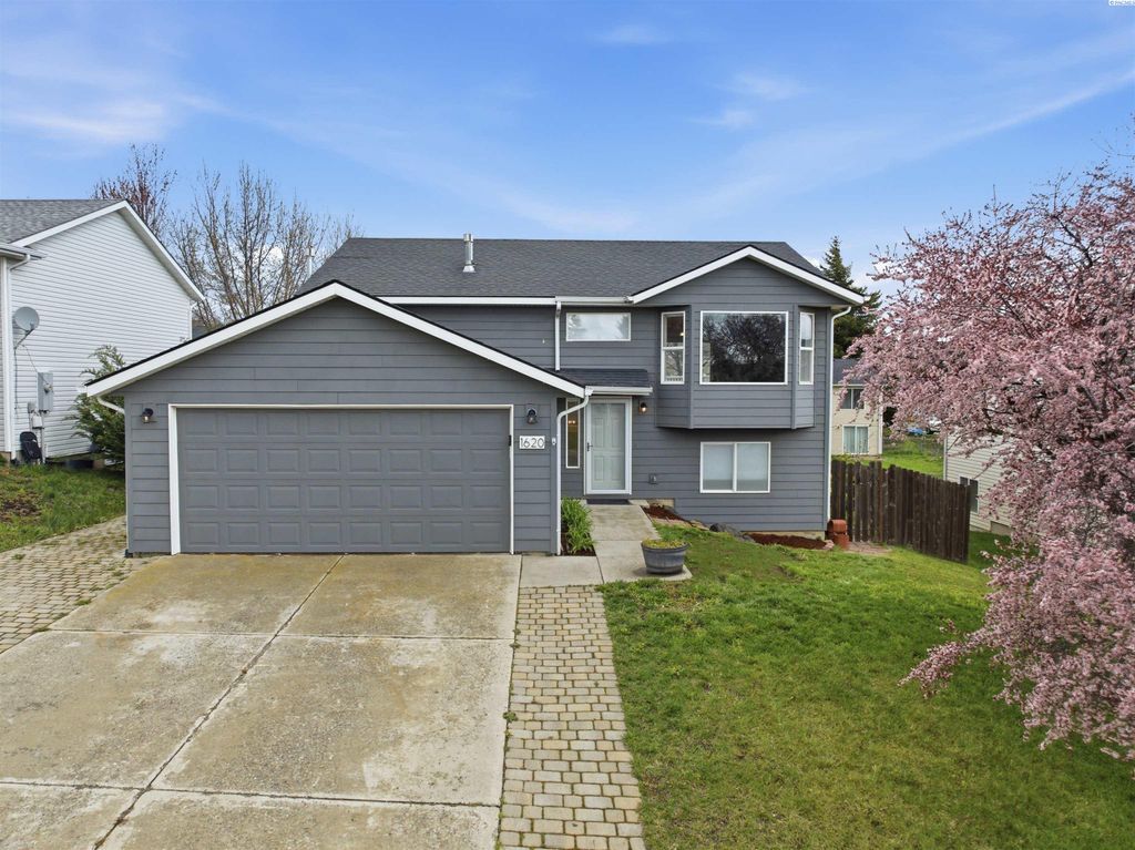 Photo of 1620 NW Arcadia Dr, Pullman, WA 99163 (MLS # 292269)