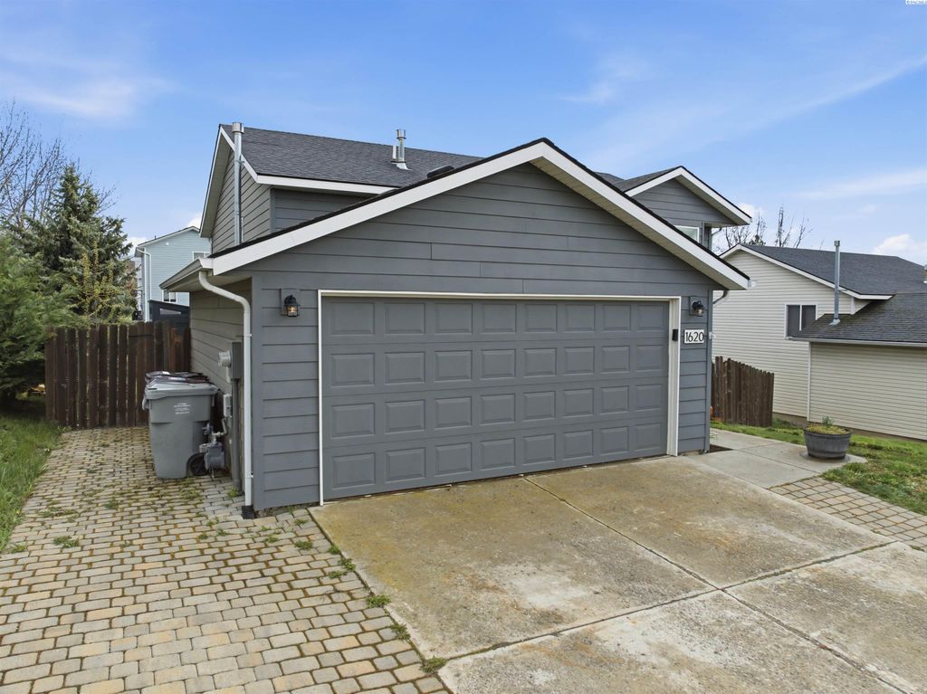 Photo of 1620 NW Arcadia Dr, Pullman, WA 99163 (MLS # 292269)