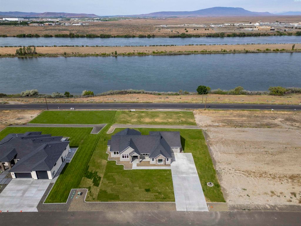 Photo of 161 Riviera Drive, Pasco, WA 99301 (MLS # 293027)