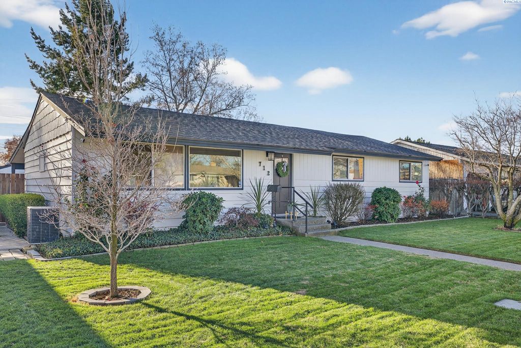 Photo of 712 W Jan St, Pasco, WA 99302 (MLS # 289304)