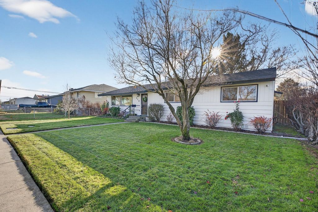 Photo of 712 W Jan St, Pasco, WA 99302 (MLS # 289304)