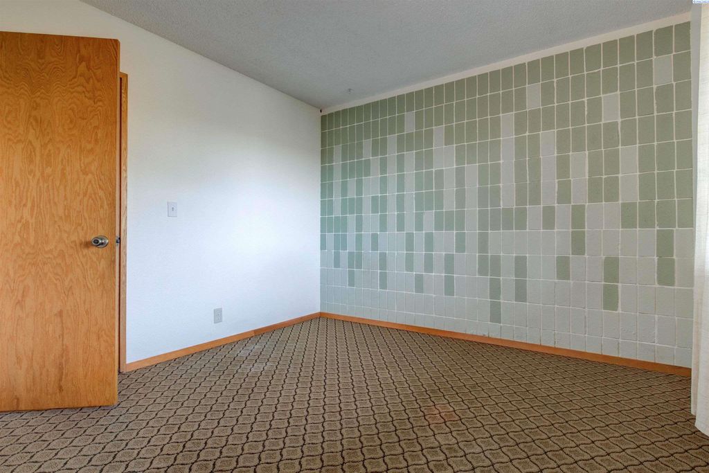 Photo of 600 W 26th Place, Kennewick, WA 99337 (MLS # 289178)