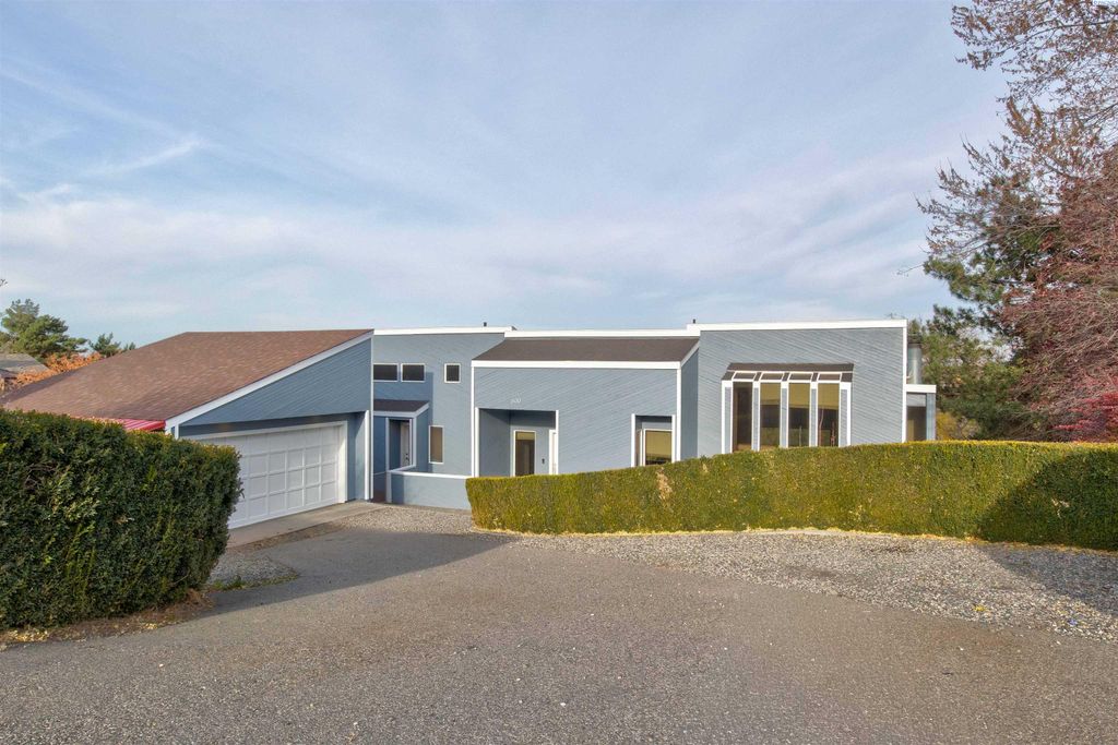 Photo of 600 W 26th Place, Kennewick, WA 99337 (MLS # 289178)