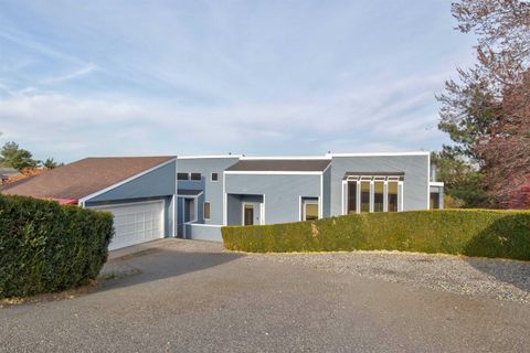 Photo of 600 W 26th Place, Kennewick, WA 99337 (MLS # 289178)