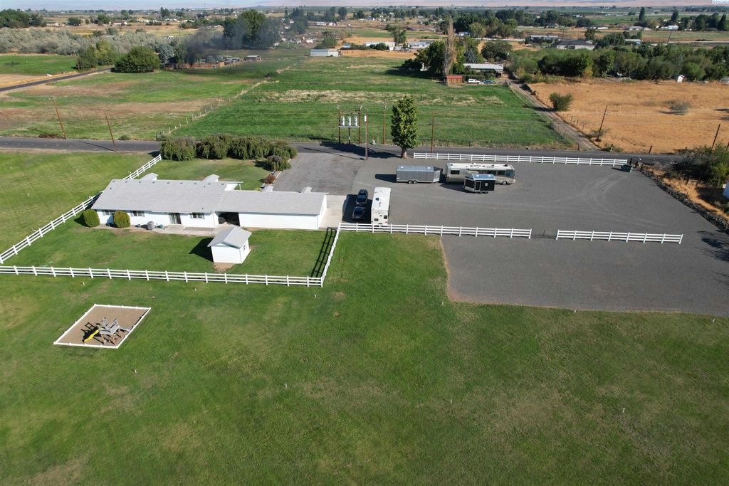 Photo of 149503 W Hoisington Rd, Prosser, WA 99350 (MLS # 289822)