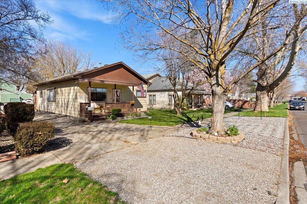 Photo of 819 Main St, Prosser, WA 99350 (MLS # 291523)