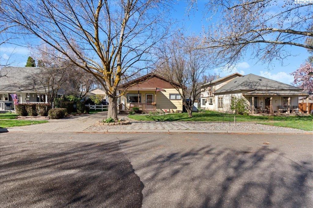 Photo of 819 Main St, Prosser, WA 99350 (MLS # 291523)