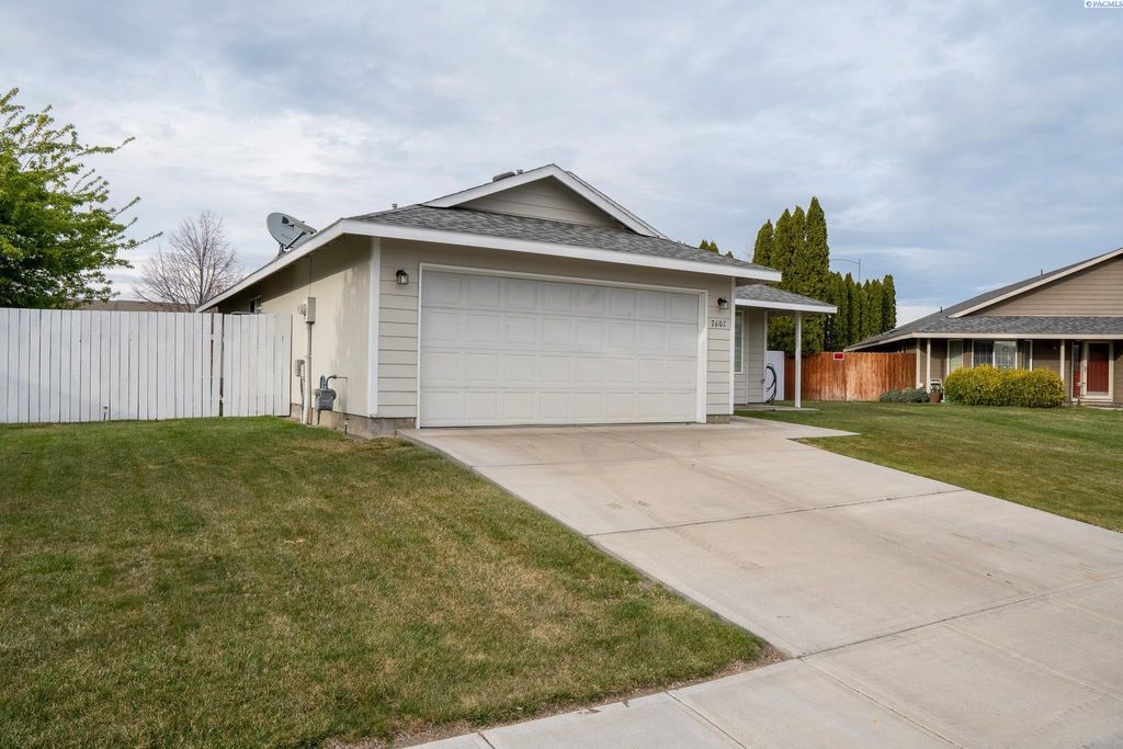 Photo of 7607 Vendovi Dr, Pasco, WA 99301 (MLS # 291784)