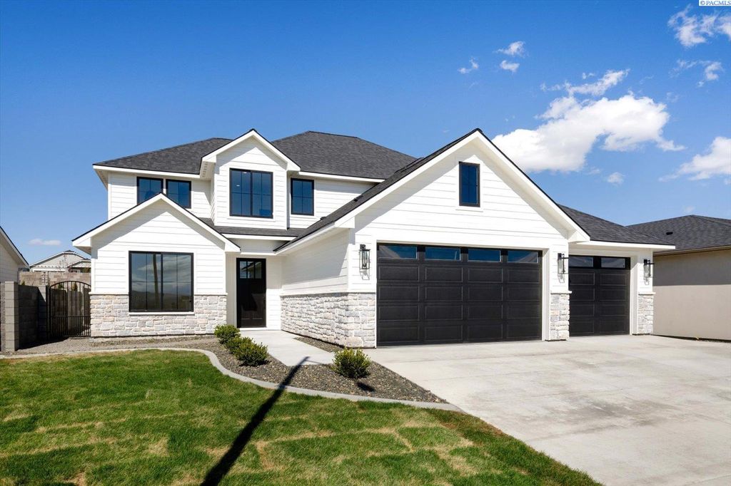 Photo of 636 Lazio Way, Richland, WA 99352 (MLS # 291628)