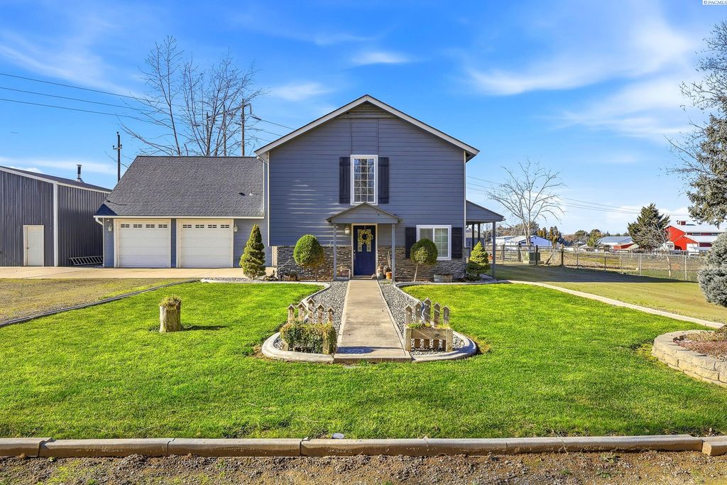 Photo of 90 White Dr, Burbank, WA 99323 (MLS # 290494)