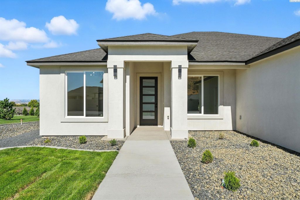 Photo of 4228 Cowlitz Blvd, Richland, WA 99352 (MLS # 290512)