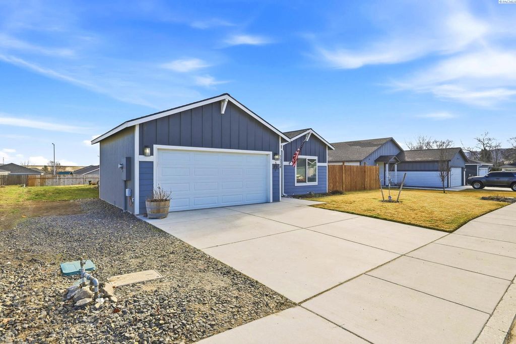 Photo of 1324 14th St, Benton City, WA 99320 (MLS # 290642)