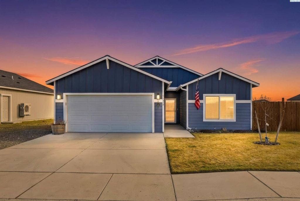 Photo of 1324 14th St, Benton City, WA 99320 (MLS # 290642)