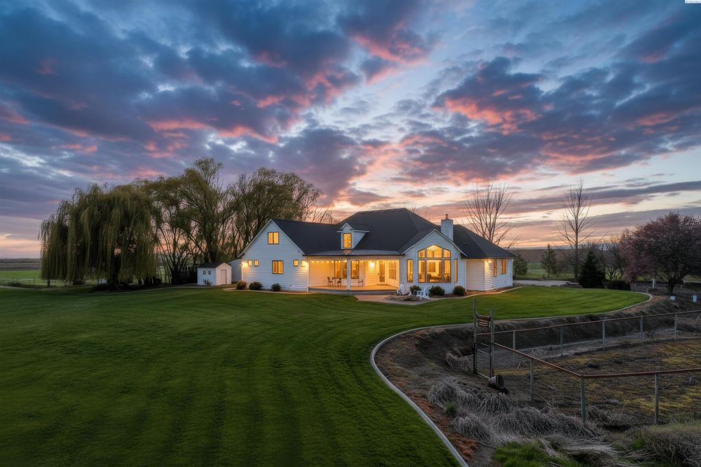 Photo of 2350 Murphy Rd, Pasco, WA 99301 (MLS # 291639)