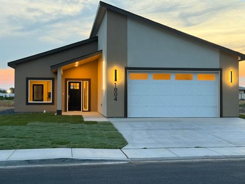 Photo of 1004 N 26th Ave, Pasco, WA 99301 (MLS # 290414)