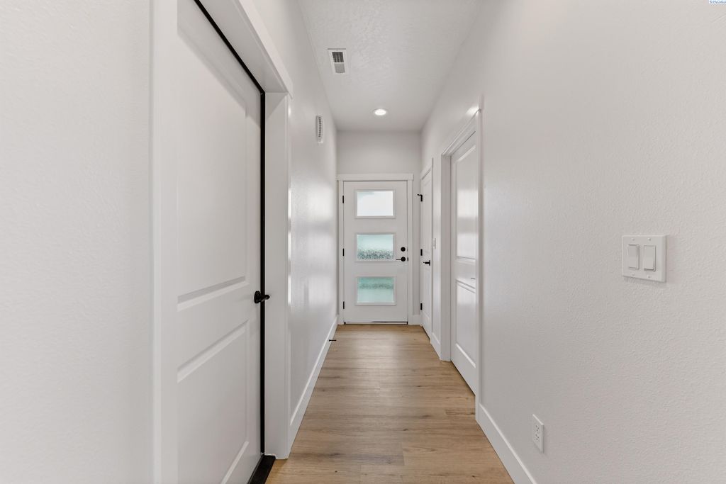 Photo of 254 N Dewberry Pl, Kennewick, WA 99336 (MLS # 292427)