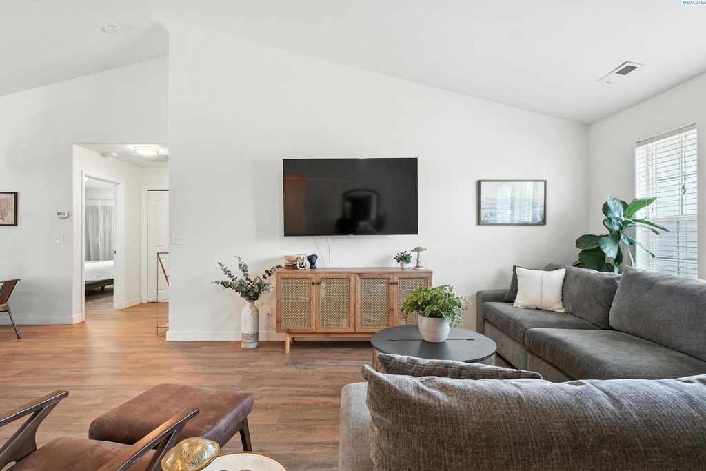 Photo of 2401 S Arthur Circle, Kennewick, WA 99338 (MLS # 288114)