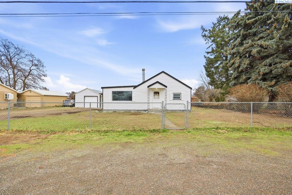 Photo of 1308 Rainier Dr, Yakima, WA 98930 (MLS # 289534)