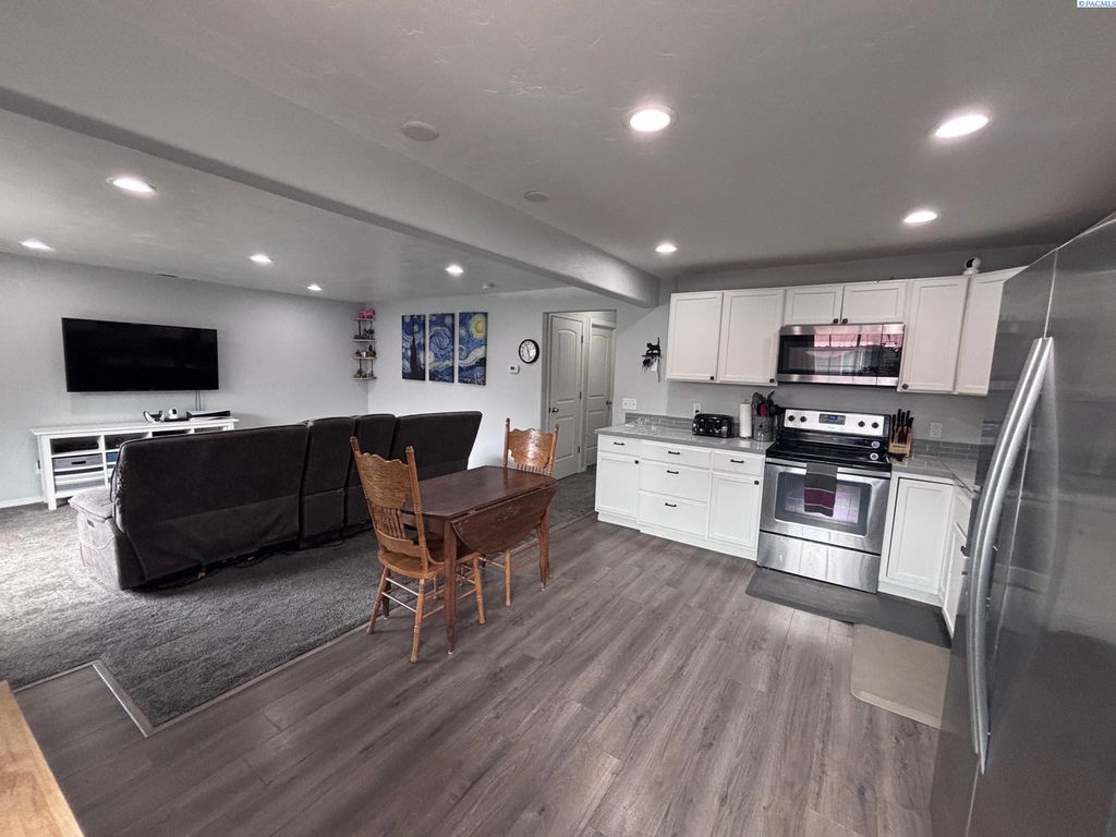 Photo of 526 S 40th Ave #d-210 Ave, West Richland, WA 99353 (MLS # 292159)