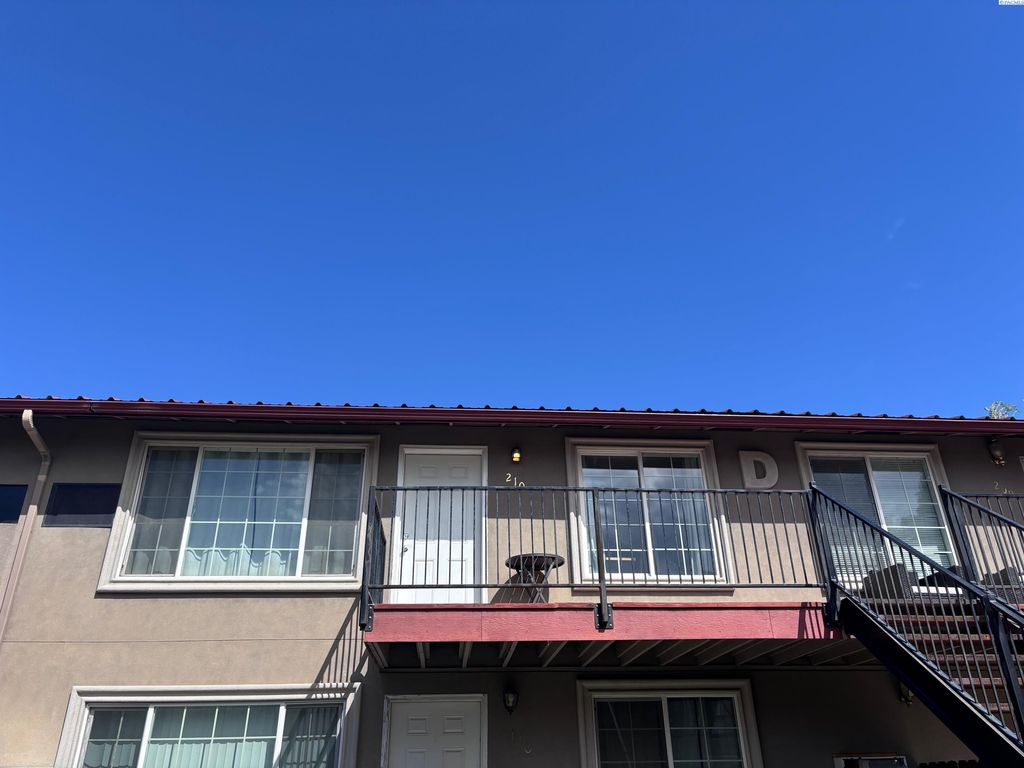 Photo of 526 S 40th Ave #d-210 Ave, West Richland, WA 99353 (MLS # 292159)